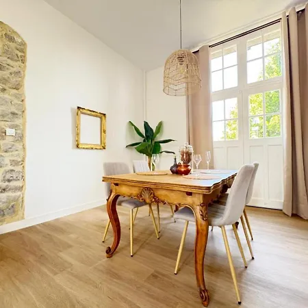 La Loge Entre Pierre & Histoire Domfront (Orne)